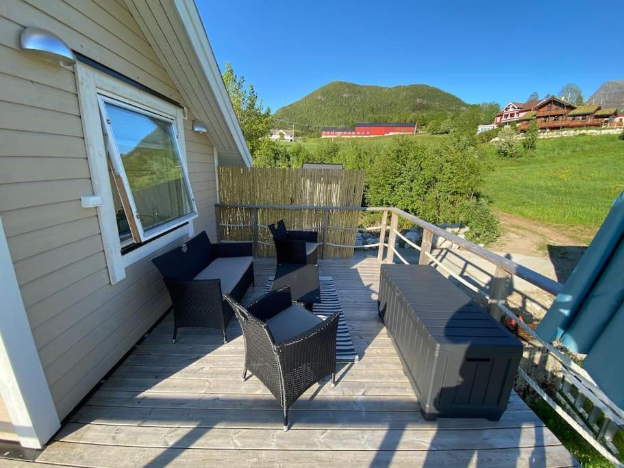 Aure Minihus Med Drommeutsikt Til Sunnmorsalpeneアパートメント エクステリア 写真