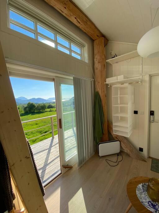 Aure Minihus Med Drommeutsikt Til Sunnmorsalpeneアパートメント エクステリア 写真